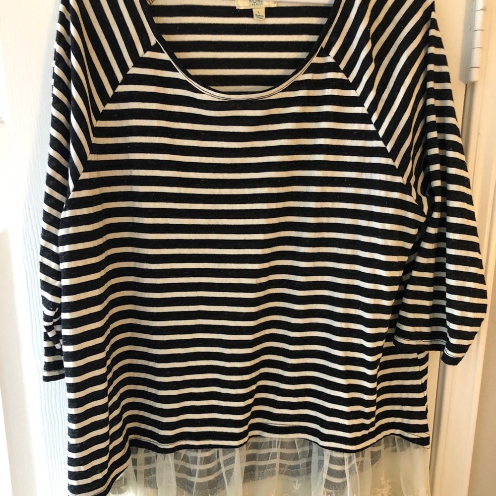 Striped quarter length shirt with lace bottom